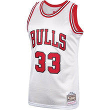Load image into Gallery viewer, 33 - Scottie Pippen Chicago Bulls Mitchell &amp; Ness Hardwood Classics Platinum Swingman Jersey - White